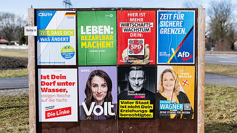 Wahlplakate wie diese finden sich derzeit über all in der Stadt.