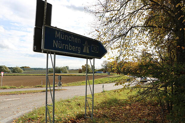 Die mutmaßlichen Täter sind Richtung München mit einem weißen VW auf der A93 geflohen. Die mutmaßlichen Täter sind Richtung München mit einem weißen VW auf der A93 geflohen.