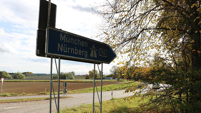 Die mutmaßlichen Täter sind Richtung München mit einem weißen VW auf der A93 geflohen. Die mutmaßlichen Täter sind Richtung München mit einem weißen VW auf der A93 geflohen.