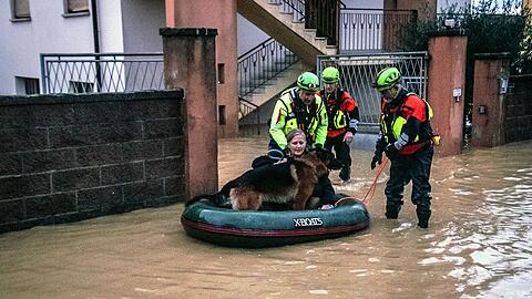 Eine Frau musste mit ihrem Hund im Schlauchboot gerettet werden.