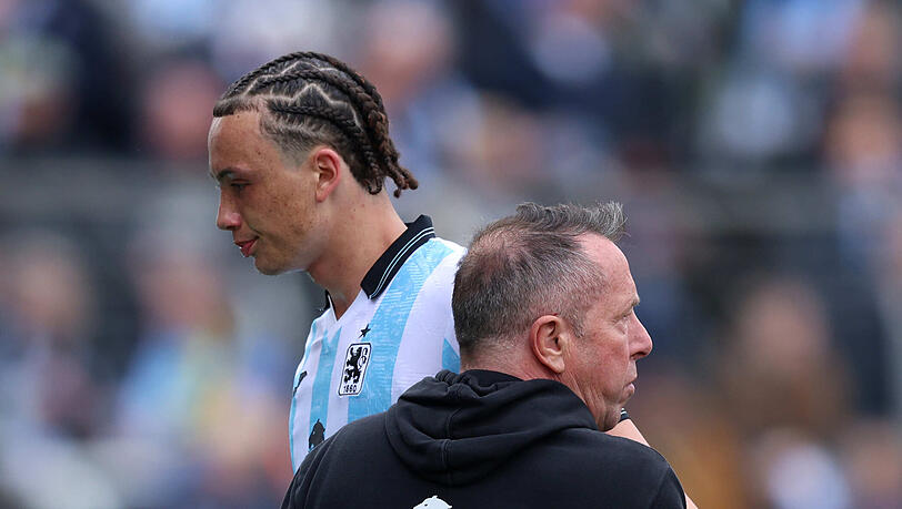 Schluss nach 73 Minuten: Sechzig-Trainer Markus Kauczinski (vorne) nimmt Samuel Althaus vom Feld.