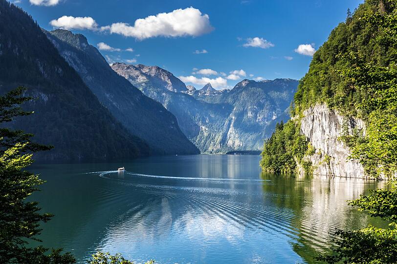 Urlaub im eigenen Land liegt weiterhin im Trend. Viele Deutsche schätzen die kurze Anreise, die oft moderateren Temperaturen und die im Vergleich zu Flugreisen günstigen Kosten. Doch der Boom hat auch seine Schattenseiten: An beliebten Zielen wie der Ostsee oder den Alpen wird es im Sommer schnell voll. Zum Glück gibt es noch viele andere schöne Ecken, in denen entspannte Urlaube möglich sind. Urlaub im eigenen Land liegt weiterhin im Trend. Viele Deutsche schätzen die kurze Anreise, die oft moderateren Temperaturen und die im Vergleich zu Flugreisen günstigen Kosten. Doch der Boom hat auch seine Schattenseiten: An beliebten Zielen wie der Ostsee oder den Alpen wird es im Sommer schnell voll. Zum Glück gibt es noch viele andere schöne Ecken, in denen entspannte Urlaube möglich sind.