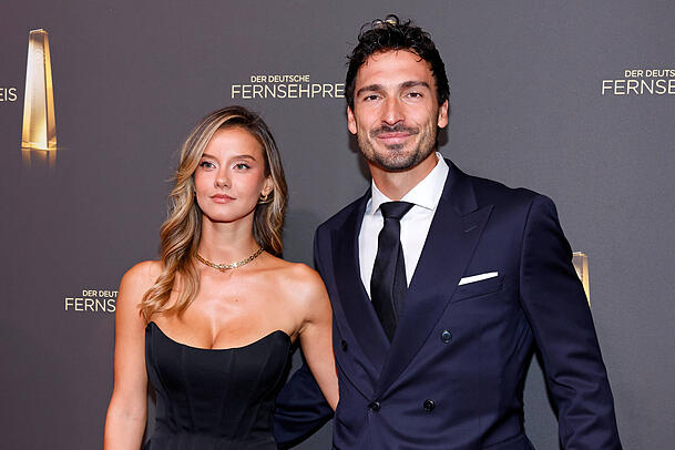 Mats Hummels beim Deutschen Fernsehpreis am 9. September – in Begleitung seiner Freundin Nicola Cavanis. Mats Hummels beim Deutschen Fernsehpreis am 9. September – in Begleitung seiner Freundin Nicola Cavanis.