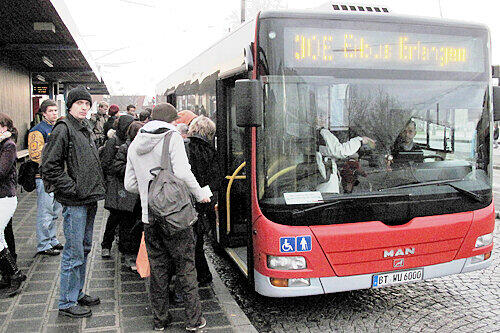 Obwohl die VAG schon zusätzliche Busse auf der Linie 30 einsetzt, sind die Fahrzeuge bereits bei der Abfahrt in Thon überfüllt.