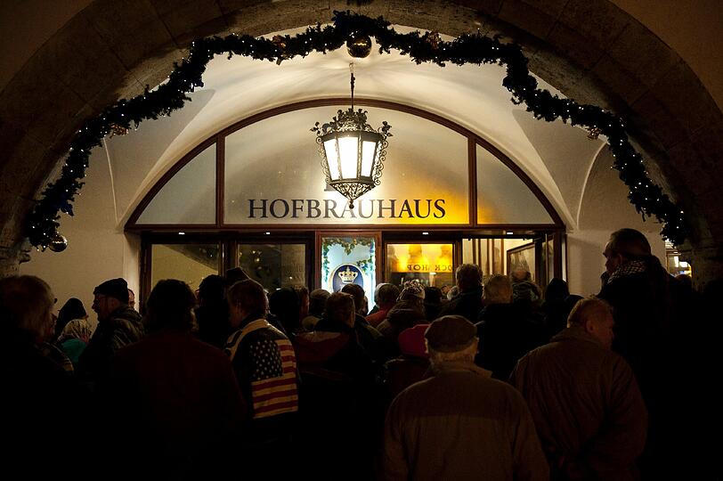 Fast 1.000 Bedürftige und Obdachlose feierten Heiligabend im Hofbräuhaus. Der Männerfürsorgeverein hatte zu der Feier mit Gulasch, Knödeln und Stollen geladen.