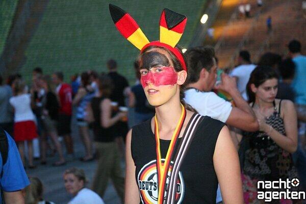 Public Viewing im Olympiastadion: So fieberten die Fans mit der deutschen Mannschaft.