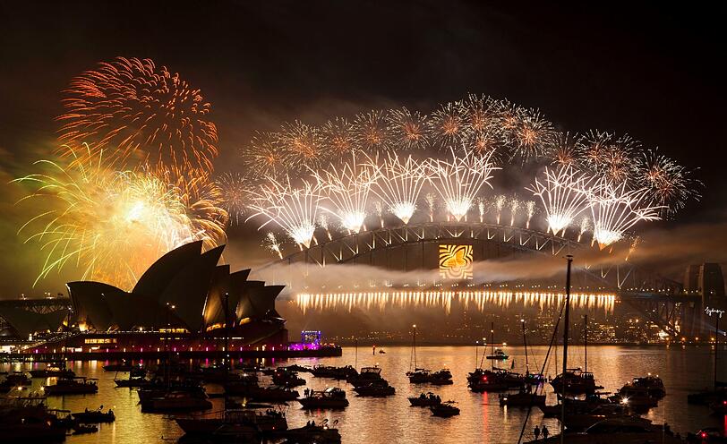 Während wir in Mitteleuropa noch warten, wurde in Australien das neue Jahr schon eingeleitet. Wie hier in Sydney am berühmten Opernhaus und der Harbour Bridge, wo mit einem spektakulären Feuerwerk Silvester gefeiert wird.