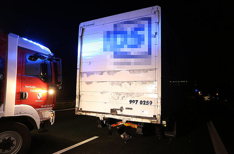 An einer Baustelle auf der A9 hat sich in der Nacht auf Mittwoch ein schwerer LKW-Unfall ereignet.