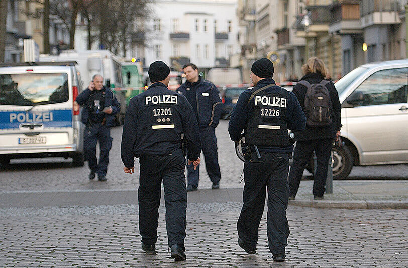 Polizisten am Tatort in Berlin-Wedding. Die Ermittler fahnden weiter auch Hochtouren nach den Tätern.