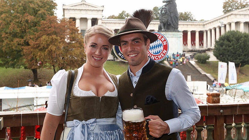 Philipp Lahm (rechts) mit seiner Frau Claudia auf der Wiesn 2016.