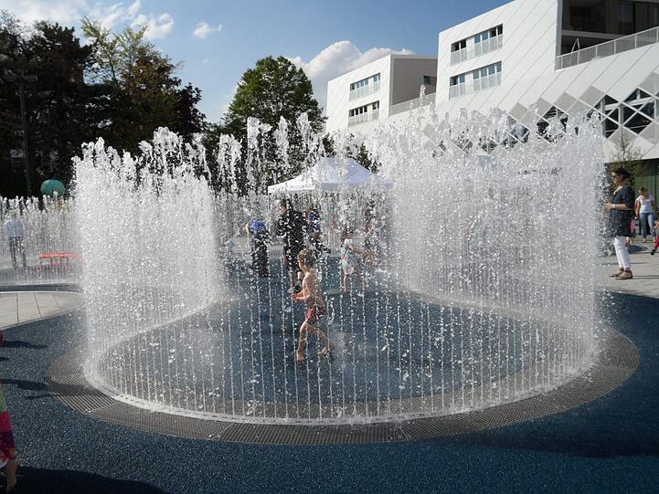 Feucht-fröhliche Brunnen-Eröffnung an den Pasing Arcaden: Vor allem die Kinder hatten einen Riesenspaß - aber auch Erwachsene und sogar Hunde waren angetan.