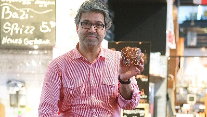 Khosrow Barzinpour von „Bazis Lederhosnsemmel“: „Ich muss gut gelaunt sein, obwohl mir gar nicht danach zumute ist. Gegenüber den Gästen gilt es, engagiert aufzutreten. Ich bin Erfinder und Patentinhaber der ,Bazis Lederhosnsemmel’ und habe mich an sich ganz gut mit meinem Stand in der Schranne arrangiert. Jetzt bin ich auf Ladensuche.
Dafür muss man einen Haufen Geld investieren. Ich habe einen Kredit aufgenommen, um den Sommer zu schaffen. Ich habe keinen Plan, wie es weitergeht. Ich kann die Stammkunden nicht mitnehmen, weil ich noch keine neue Perspektive habe. Es ist alles umsonst. 16 Monate war ich in der Schranne. In meinem Alter von 55 Jahren ist es schwierig, eine gute Lösung für mich zu finden.“ Khosrow Barzinpour von „Bazis Lederhosnsemmel“: „Ich muss gut gelaunt sein, obwohl mir gar nicht danach zumute ist. Gegenüber den Gästen gilt es, engagiert aufzutreten. Ich bin Erfinder und Patentinhaber der ,Bazis Lederhosnsemmel’ und habe mich an sich ganz gut mit meinem Stand in der Schranne arrangiert. Jetzt bin ich auf Ladensuche.
Dafür muss man einen Haufen Geld investieren. Ich habe einen Kredit aufgenommen, um den Sommer zu schaffen. Ich habe keinen Plan, wie es weitergeht. Ich kann die Stammkunden nicht mitnehmen, weil ich noch keine neue Perspektive habe. Es ist alles umsonst. 16 Monate war ich in der Schranne. In meinem Alter von 55 Jahren ist es schwierig, eine gute Lösung für mich zu finden.“
