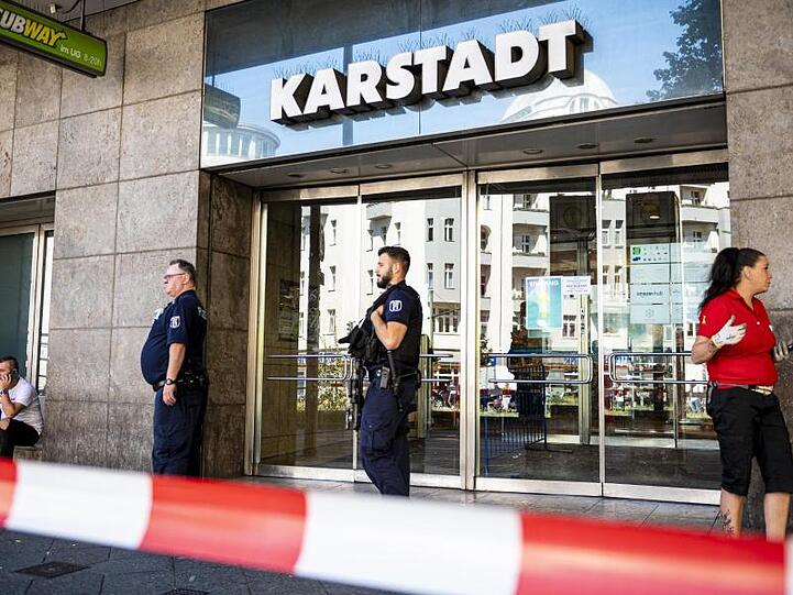 Polizeibeamte sichern das Kaufhaus Karstadt am Hermannplatz. Unbekannte haben einen Raubüberfall auf ein Bankfiliale hier verübt.