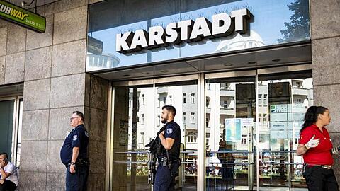Polizeibeamte sichern das Kaufhaus Karstadt am Hermannplatz. Unbekannte haben einen Raubüberfall auf ein Bankfiliale hier verübt.