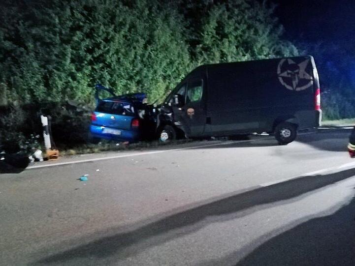 Feuerwehrleute stehen an einer Unfallstelle. Foto: BRK Straubing-Bogen/dpa