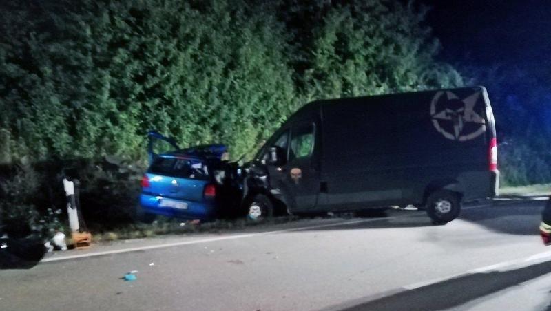 Feuerwehrleute stehen an einer Unfallstelle. Foto: BRK Straubing-Bogen/dpa