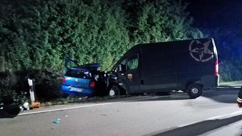 Feuerwehrleute stehen an einer Unfallstelle. Foto: BRK Straubing-Bogen/dpa