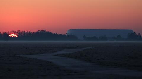 Still liegt sie da, die Allianz Arena, umwabert von Nebel und von der aufgehenden Sonne zart beleuchtet &ndash; natürlich in Rot.