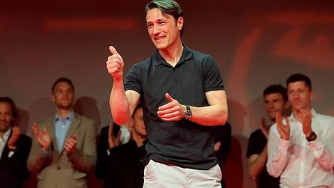 Niko Kovac, Trainer von Bayern München, steht auf der Bühne bei einer Klub-internen Meisterfeier am Nockerberg. Foto: Alexander Hassenstein/Archivbild