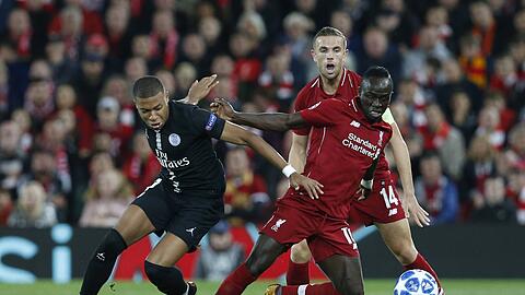 Der ehemalige FC-Bayern-Star Sadio Mané und Jordan Henderson (rote Trikots) wechseln nach Saudi-Arabien – Kylian Mbappé lehnt dankend ab. Der Franzose versucht lieber, seinem Verein PSG eine "Treueprämie" abzupressen.