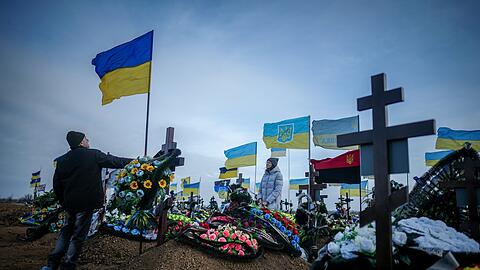Ein Soldaten-Friedhof im ukrainischen Odessa. "Wenn ich die Bilder von den Friedhöfen in der Ukraine und Russland sehe - Gräber, Blumen und Fahnen bis zum Horizont, davor weinende Frauen -, frage ich mich einfach nur: Wann hört das endlich auf?", sagt Vladimir Esipov im Interview mit der AZ.