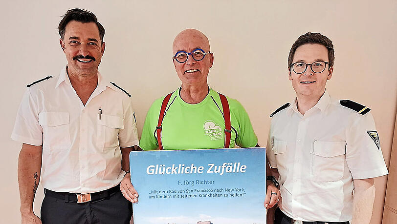 F. Jörg Richter (M.) sammelt auf seinen Radltouren Spenden für schwer kranke Kinder.
Seine Münchner Feuerwehrkollegen Thorsten Seifert (l.) und Thomas Elser haben ihn dabei
unterstützt, etwa durch die Vermittlung von Schlafplätzen in Feuerwehrstationen
in den USA. F. Jörg Richter (M.) sammelt auf seinen Radltouren Spenden für schwer kranke Kinder.
Seine Münchner Feuerwehrkollegen Thorsten Seifert (l.) und Thomas Elser haben ihn dabei
unterstützt, etwa durch die Vermittlung von Schlafplätzen in Feuerwehrstationen
in den USA.