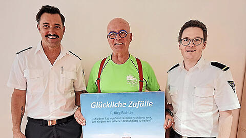 F. Jörg Richter (M.) sammelt auf seinen Radltouren Spenden für schwer kranke Kinder.
Seine Münchner Feuerwehrkollegen Thorsten Seifert (l.) und Thomas Elser haben ihn dabei
unterstützt, etwa durch die Vermittlung von Schlafplätzen in Feuerwehrstationen
in den USA.