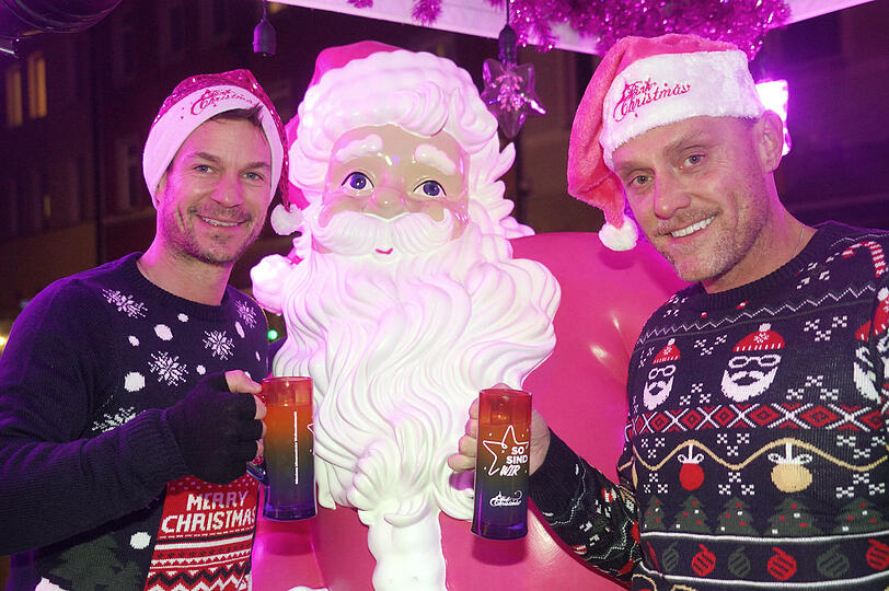 Mit ihrem Pink Christmas Glühwein: Markus und Robert Maier-Kares beim Pink Christmas im Jahr 2021.