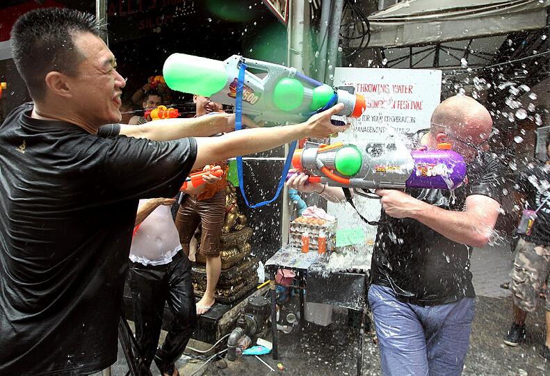 Die Bilder vom großen Songkran-Fest in Bangkok, deer größten Wasserparty der Welt.