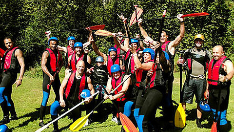 So ein Ausflug, der ist lustig: Die Basketballer des FC Bayern kurz vorm Rafting auf dem Inn.