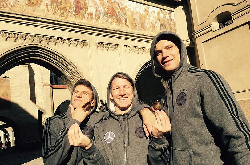 Bastian Schweinsteiger genießt mit Thomas Müller und Manuel Neuer die Sonne am Isartor.
