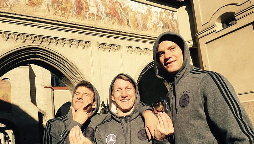 Bastian Schweinsteiger genießt mit Thomas Müller und Manuel Neuer die Sonne am Isartor. Bastian Schweinsteiger genießt mit Thomas Müller und Manuel Neuer die Sonne am Isartor.