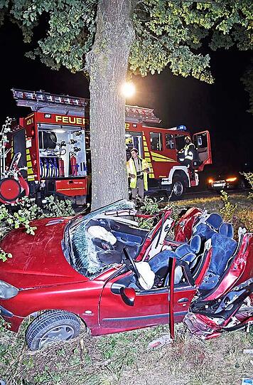 Bilder vom Unfallort bei Hohenkammer. Das Auto ist vollkommen demoliert, nachdem der Fahrer gegen einen Baum geprallt ist.