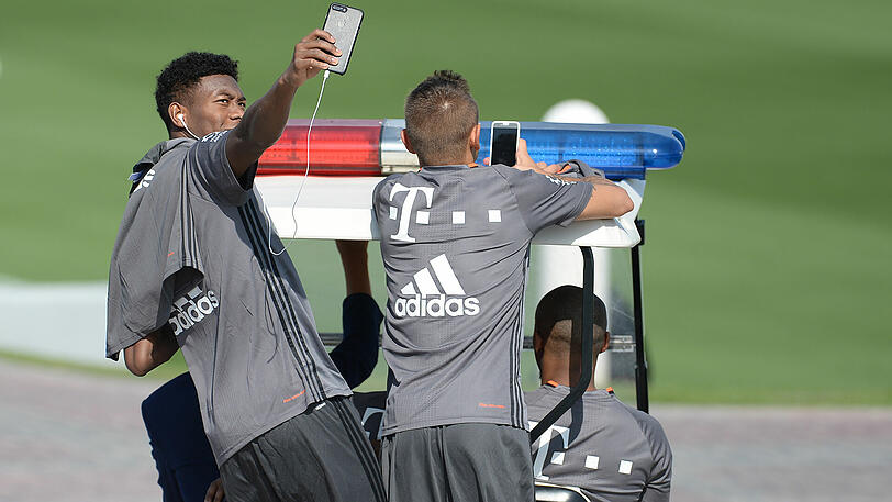 Trainieren fürs Tripple, Posieren fürs Fan-Selfie: Die Bilder von der ersten Trainingseinheit der Bayern in Doha.
