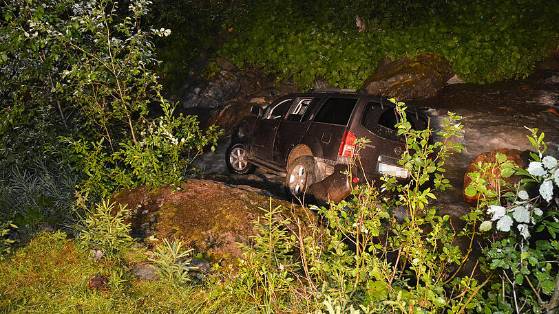 Das Auto landete im Trattenbach. Die Bilder von der Unfallstelle.