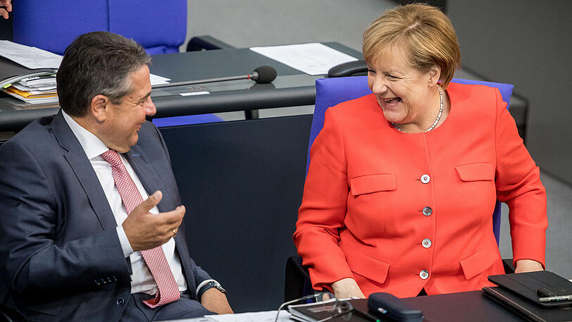 Bundeskanzlerin Angela Merkel und Außenminister Sigmar Gabriel bei der letzten Sitzung des Bundestages vor der Bundestagswahl.