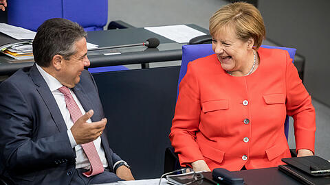 Bundeskanzlerin Angela Merkel und Außenminister Sigmar Gabriel bei der letzten Sitzung des Bundestages vor der Bundestagswahl.