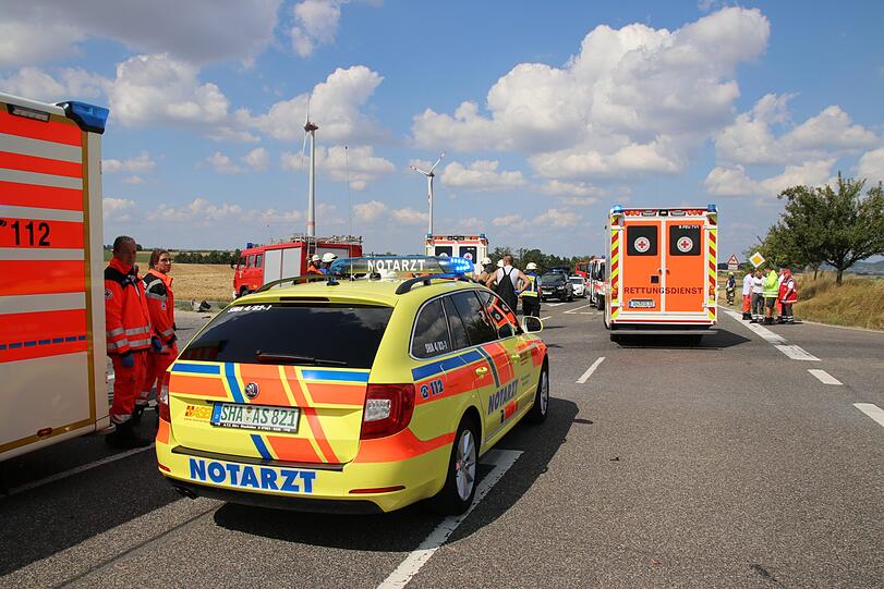 Bei Rothenburg ob der Tauber ist es am Sonntag zu einem schrecklichen Unfall gekommen. Zwei Menschen starben noch an der Unfallstelle, eine junge Frau erlag ihren Verletzungen in der darauffolgenden Nacht.
