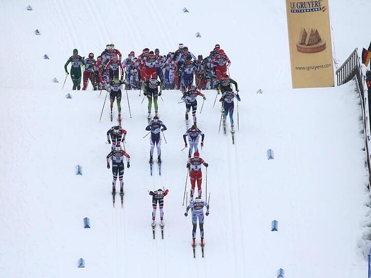 Tour de Ski, 10 km Massenstart klassisch, Damen. Langläuferinnen in Aktion beim Start. Foto: Karl-Josef Hildenbrand