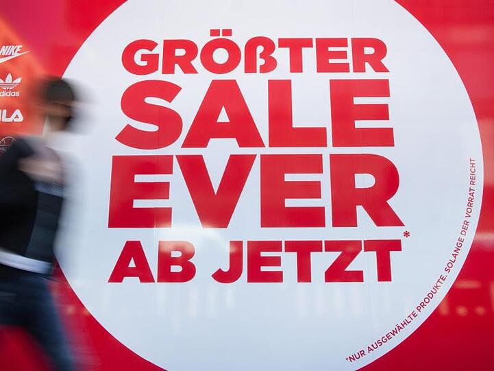 Der Modehandel wirbt mit Rabatten. Foto: Martin Gerten/dpa/Symbolbild