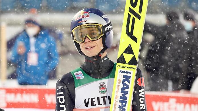 Andreas Wellinger aus Deutschland reagiert nach seinem Sprung.