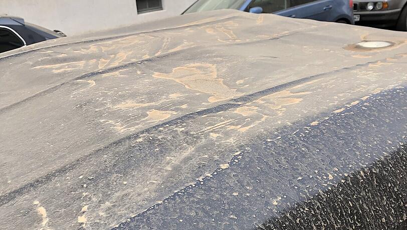 Ein Regen-Sandstaub-Gemisch hat sich auf dieser Anhängerplane gesammelt. Ein Regen-Sandstaub-Gemisch hat sich auf dieser Anhängerplane gesammelt.