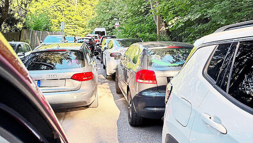 Hier gibt es für die Rettungskräfte wegen der vielen Autos kein Durchkommen.