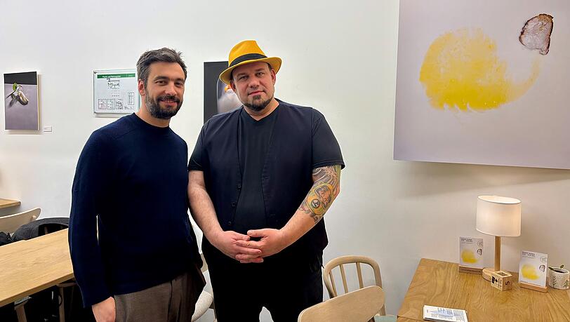 Die M&uuml;nchner K&ouml;che Vincent Fricke (l.) und Marc Christian haben ein Kochbuch ver&ouml;ffentlicht, das Kunst zu Kochrezepten macht.