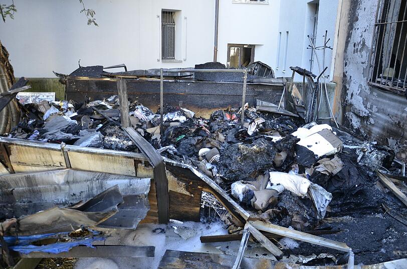 Schwabing am Tag nach der Bombensprengung: Die Spuren der Detonation sind deutlich zu erkennen, teilweise hat sie schwere Schäden verursacht. Derzeit werden die Schäden an den Gebäuden der Umgebung erfasst.
