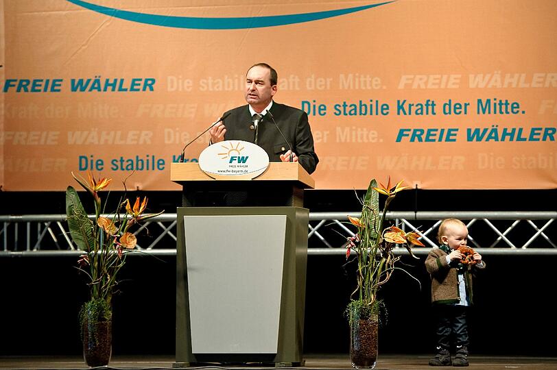 &bdquo;Die CSU sagt: Warum Lehrer? Warum Bildung? Doktortitel kann man
sich doch kaufen!&ldquo;

(Der Freie-Wähler-Vorsitzende Hubert Aiwanger in Deggendorf)
