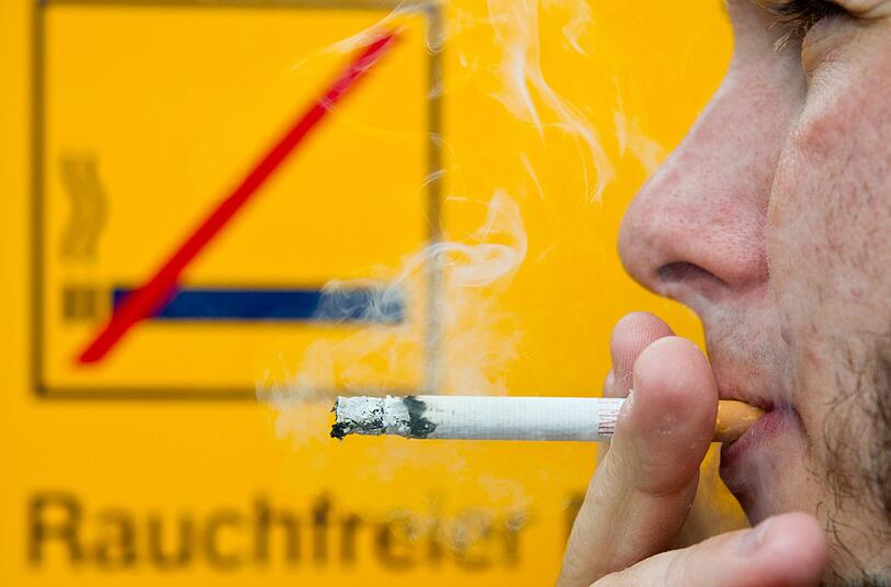 Ein 24-Jähriger ignorierte am Montag das Rauchverbot am Hauptbahnhof. Als ihn Sicherheitsmitarbeiter auf das Verbot hinwiesen, rastete der Raucher aus.