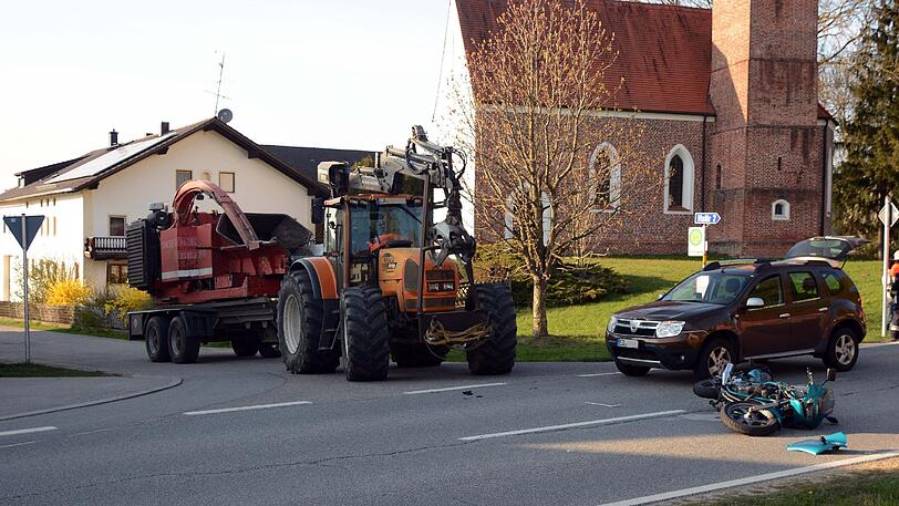 Das landwirtschaftliche Gespann hatte zuvor die komplette Fahrbahn blockiert. Der Zusammenstoß war unvermeidlich.