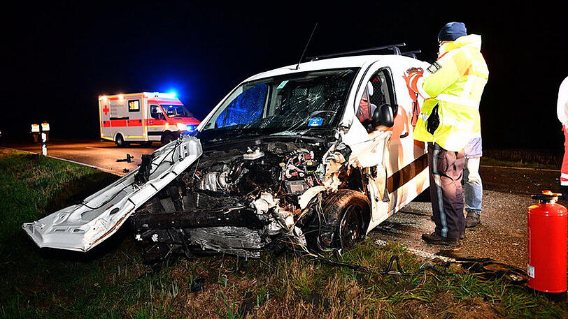Trümmerfeld auf der Straße: Beide Fahrzeuge sind komplett zerstört, einer der Fahrer starb noch am Unfallort.