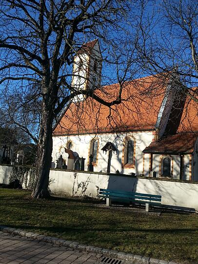 Ein wirkliches Idyll ist die Kirche St. Martin. Sie ist jetzt noch weihnachtlich geschmückt und ist von innen und außen ein Ruhepol.